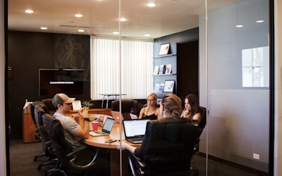 体育纪录片《幕后英雄》视频封面 - 运动员训练场景