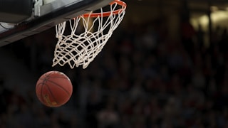 篮球比赛高光扣篮瞬间视频封面 - 球员空中扣篮特写